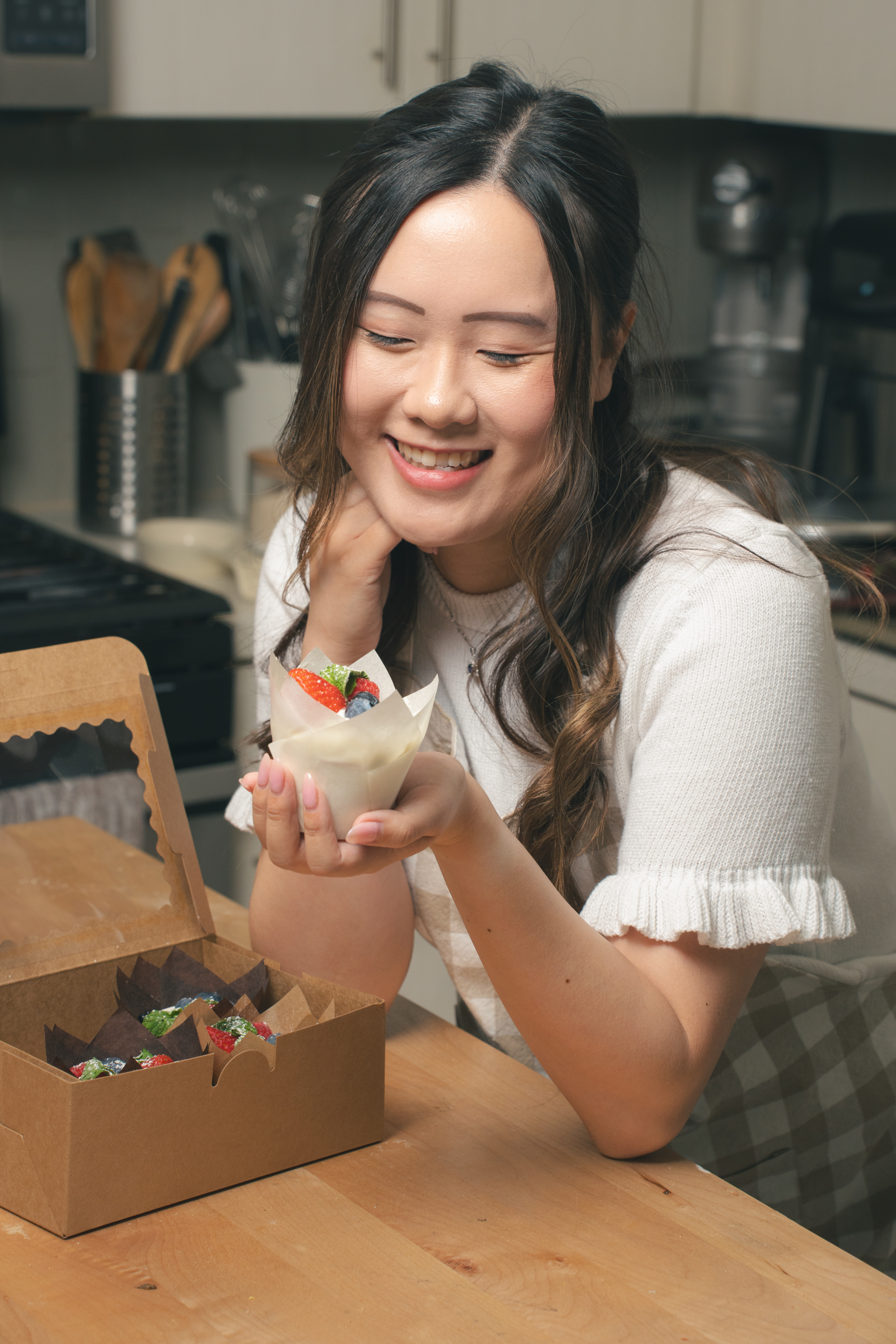 Keri decorating a cake